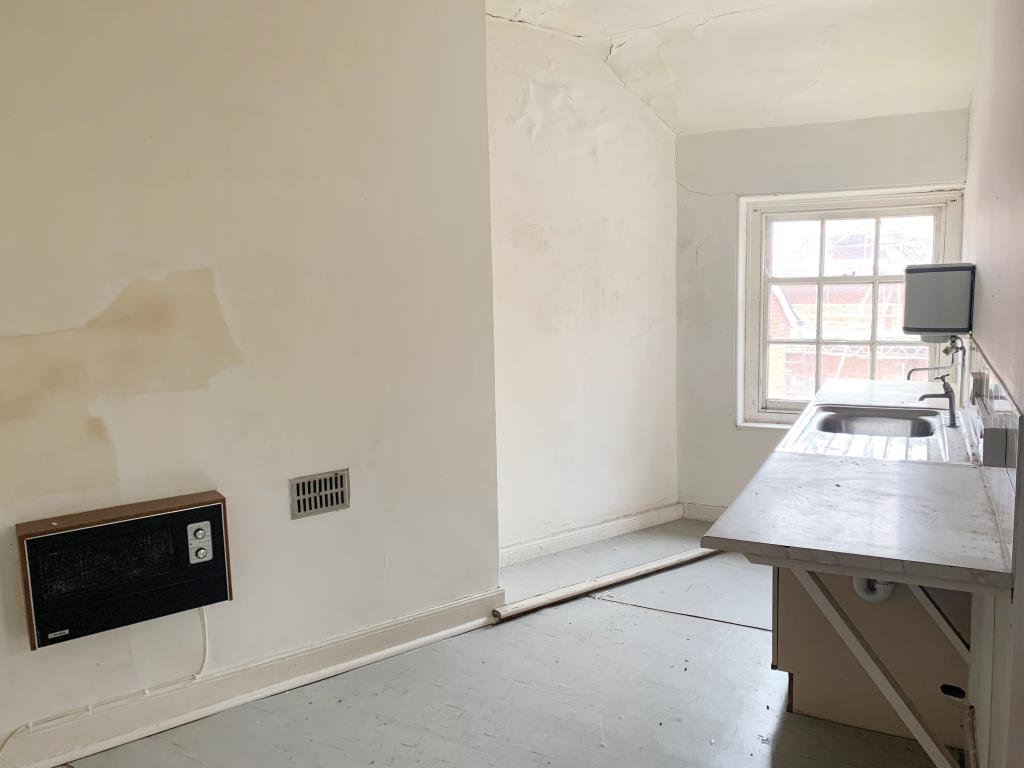 Lot: 97 - COMMERCIAL TOWN CENTRE INVESTMENT WITH POTENTIAL -